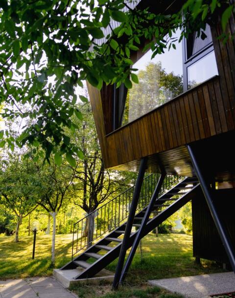 Naišli smo na drvenu kuću u Bihaću podignutu na stubove poput savremene sojenice