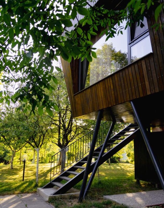 Naišli smo na drvenu kuću u Bihaću podignutu na stubove poput savremene sojenice