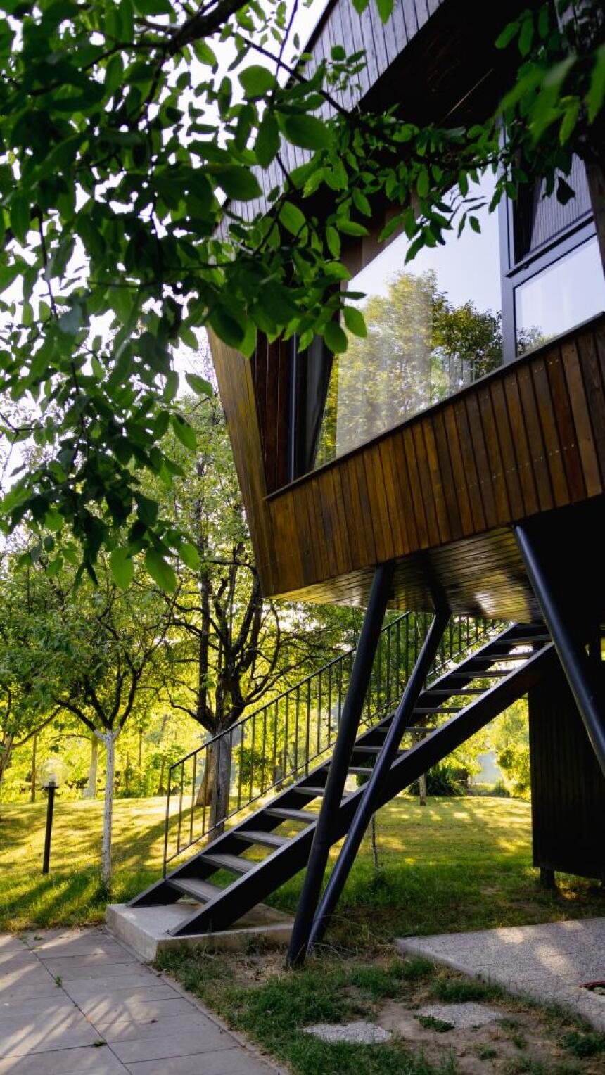 Naišli smo na drvenu kuću u Bihaću podignutu na stubove poput savremene sojenice