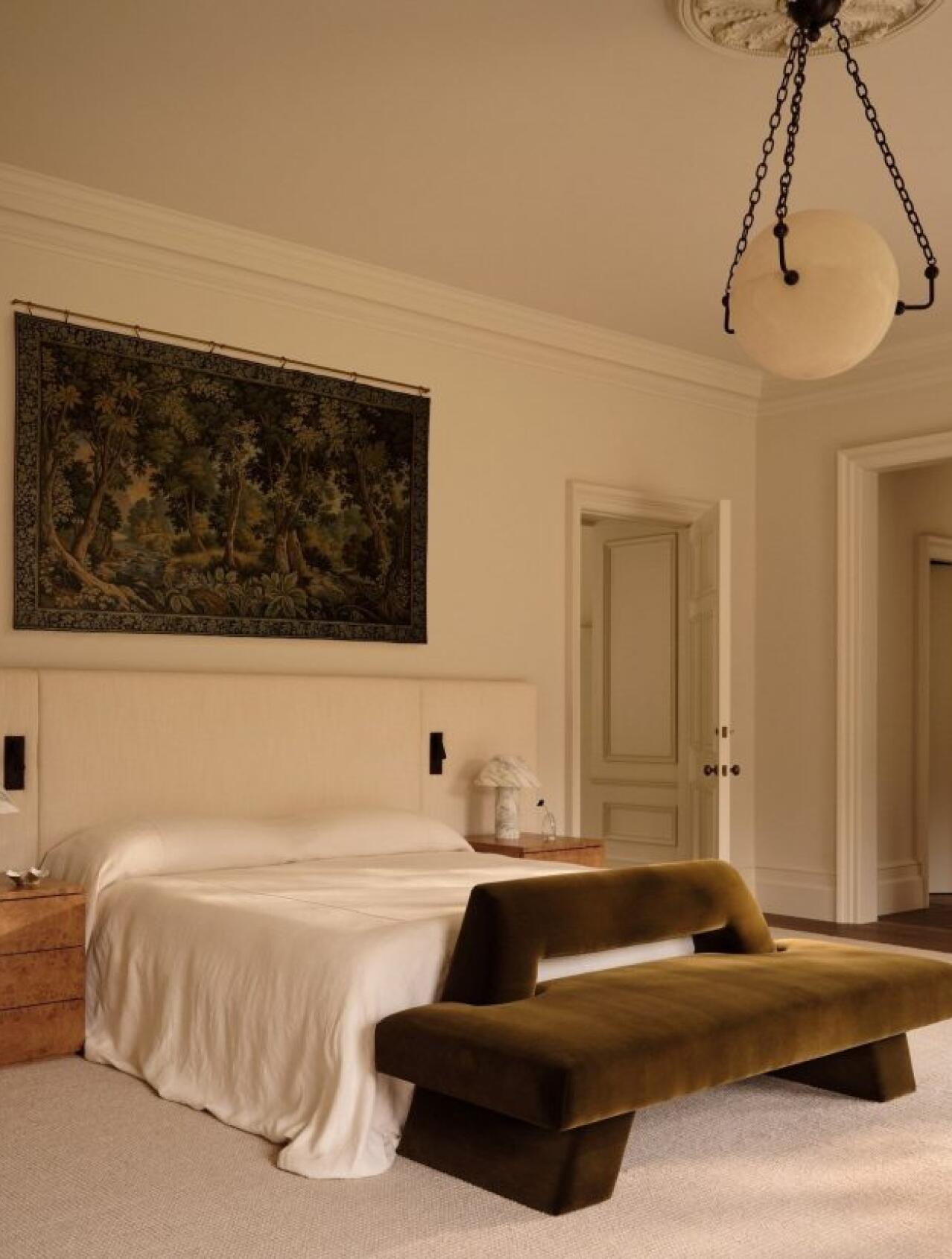 4 načina kako stilizovati jedan od pametnijih komada koji možete dodati spavaćoj sobi