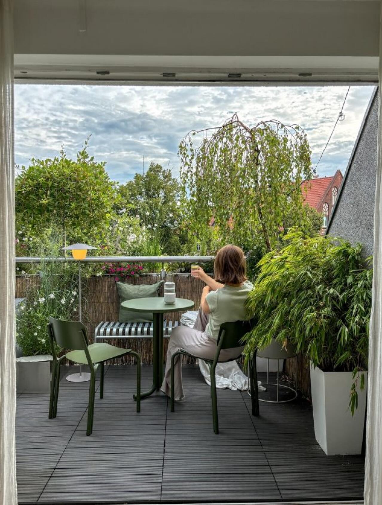 Set stola i stolica za balkon iz JYSK-a koji unosi sunce čak i kad ga nema