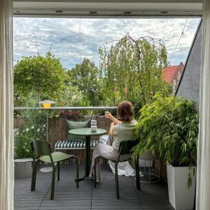 Set stola i stolica za balkon iz JYSK-a koji unosi sunce čak i kad ga nema