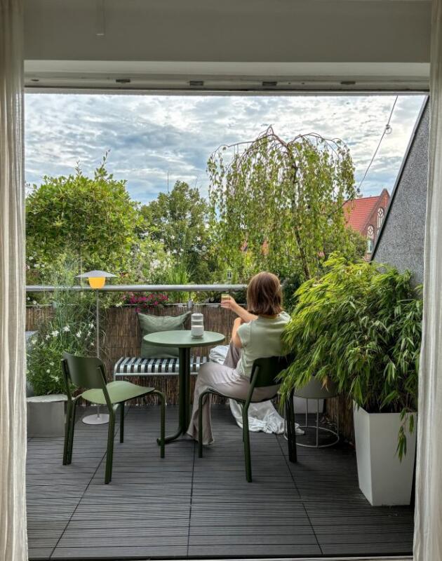 Set stola i stolica za balkon iz JYSK-a koji unosi sunce čak i kad ga nema