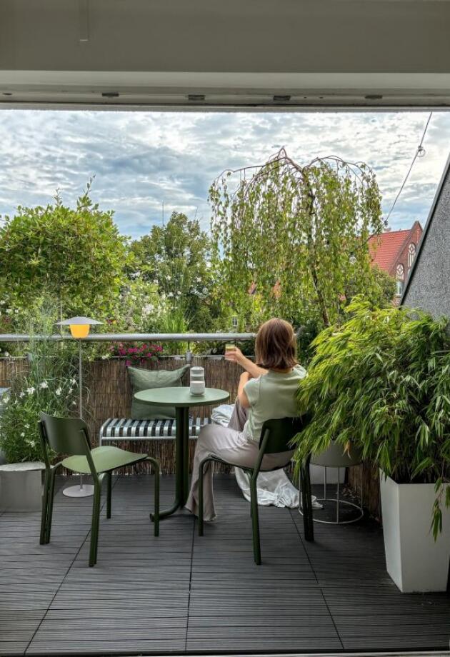 Set stola i stolica za balkon iz JYSK-a koji unosi sunce čak i kad ga nema