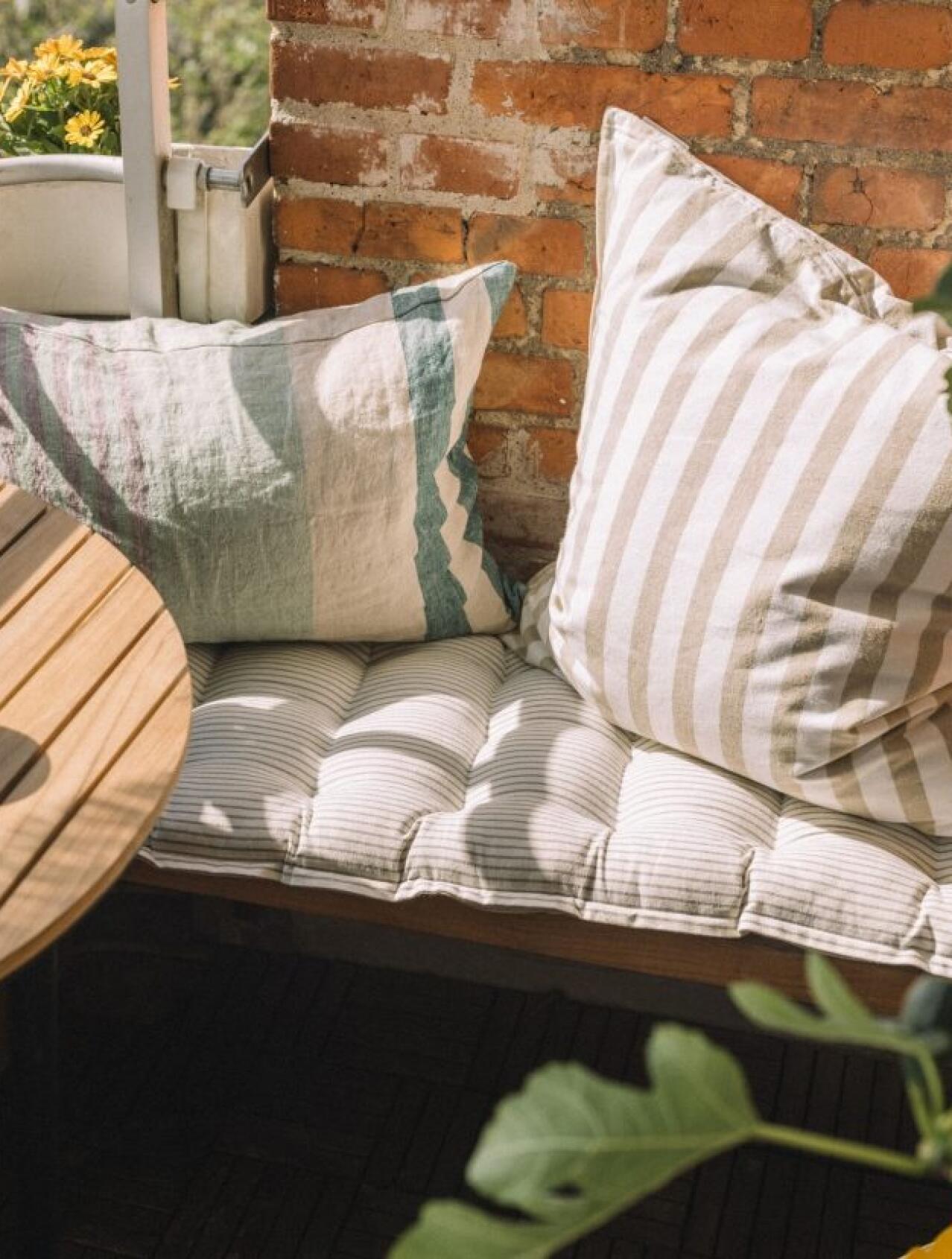 Iskoristite ovu priliku u JYSK-u da ubacite klupu za balkon jer će vam sačuvati prostor i budžet