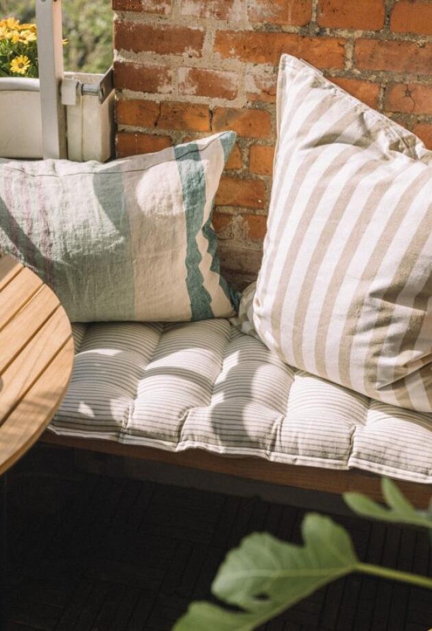 Iskoristite ovu priliku u JYSK-u da ubacite klupu za balkon jer će vam sačuvati prostor i budžet