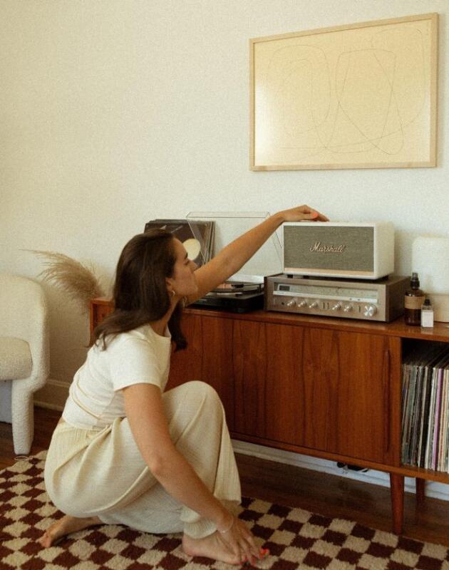 Analogna komoda za dnevni boravak je komad zbog kojeg ćemo opet slušati albume