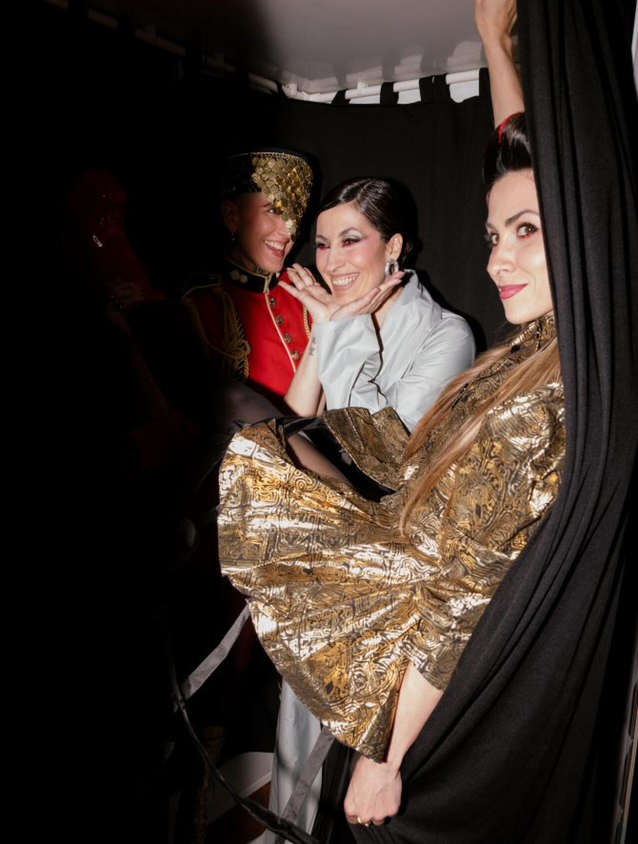 Prelistajte galeriju outfita gostiju: Bonjour x Via Media Gala donosi temu koja nema pravila