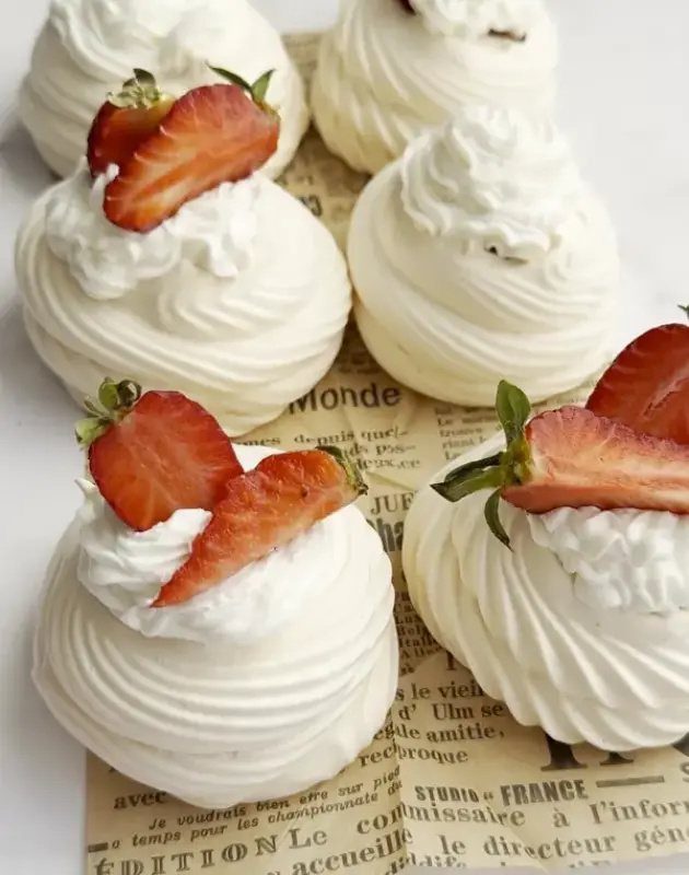 Mini pavlova sa jagodama: Trik zbog kojeg uspije svaki put
