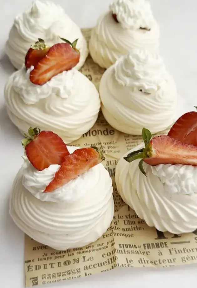 Mini pavlova sa jagodama: Trik zbog kojeg uspije svaki put