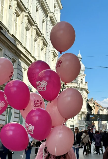 Jeste li primijetili roze bicikle u gradu ili balone? Evo šta se krije iza njih.