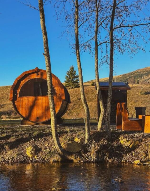 Kućica u obliku bačve iza koje stoje lokalni majstori istražuje logiku života s manje prostora
