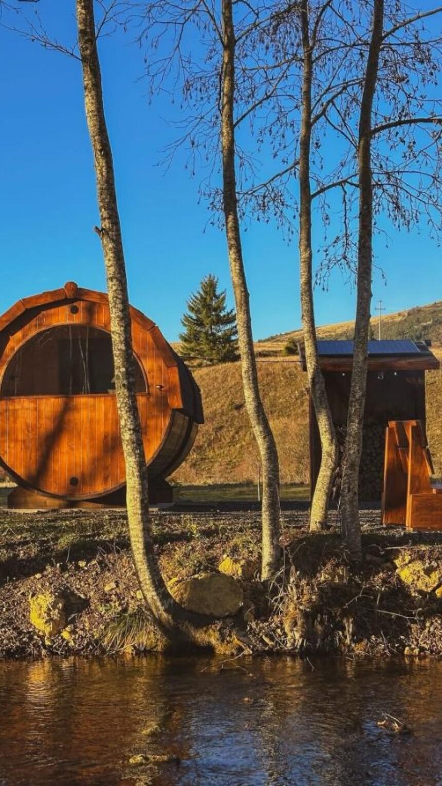 Kućica u obliku bačve iza koje stoje lokalni majstori istražuje logiku života s manje prostora