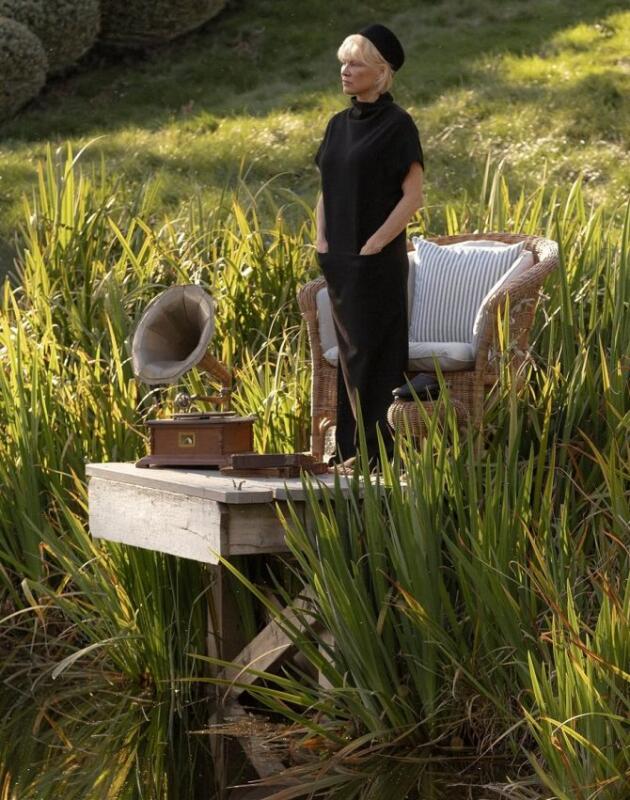 Pamela Anderson ušla u svijet namještaja sa ratan kolekcijom: Evo zašto dizajn scena nije oduševljena