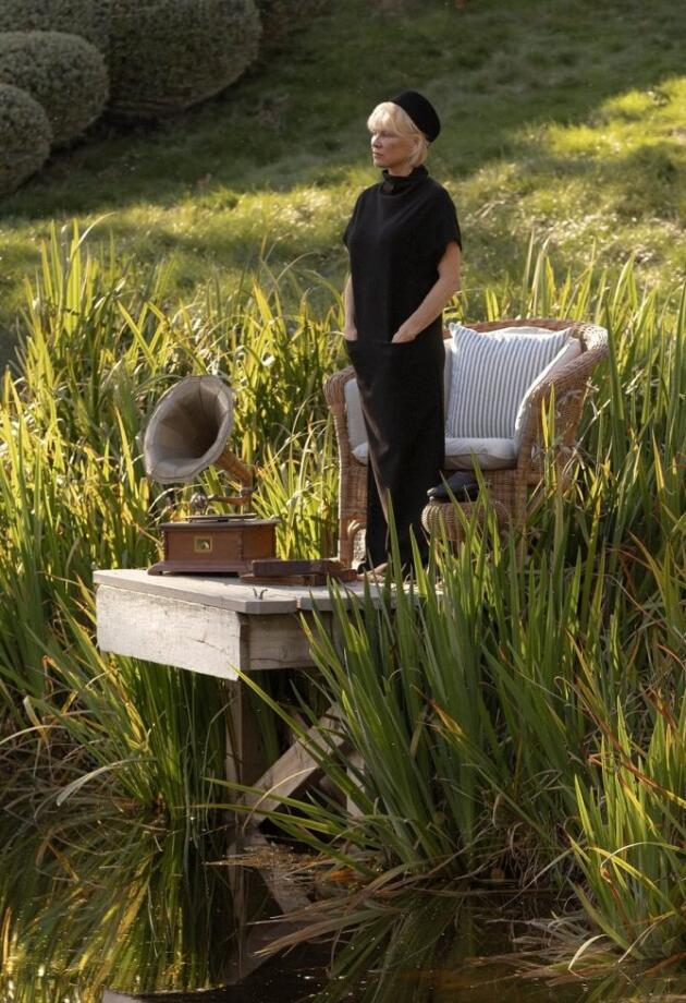 Pamela Anderson ušla u svijet namještaja sa ratan kolekcijom: Evo zašto dizajn scena nije oduševljena