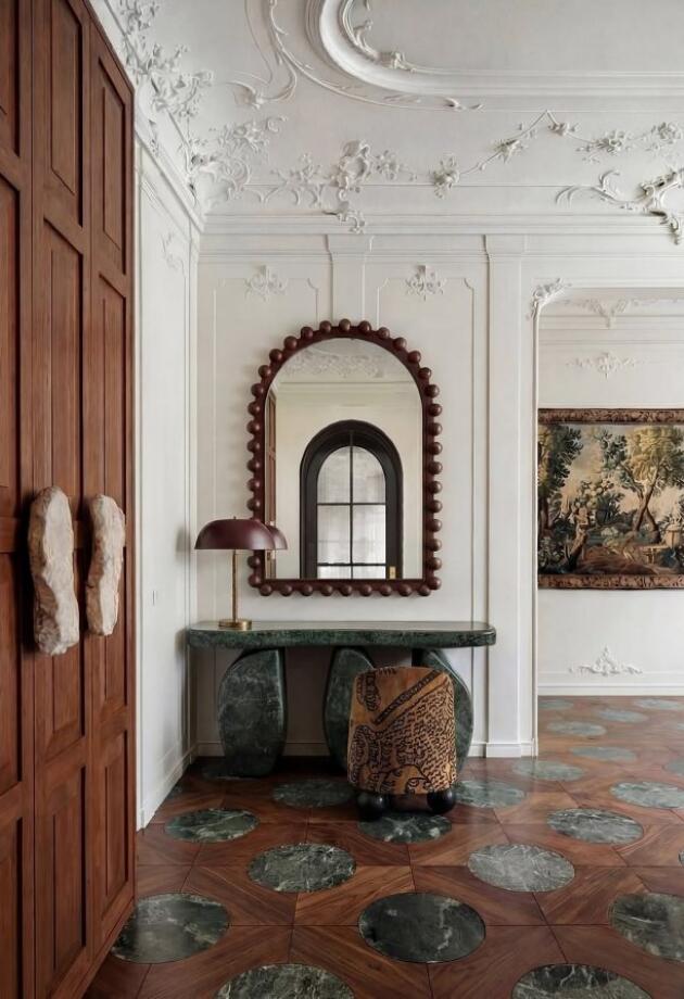 Ogledalo u valovitom okviru koje djeluje kao art komad smo pronašli u JYSK-u za odličnu cijenu