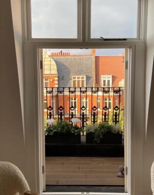 Sada je vrijeme: JYSK suncobran za balkon koji se montira bez baze i štedi prostor