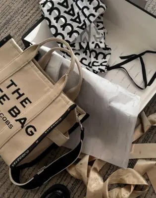 Marc Jacobs torbe koje preuzimaju proljeće 2026: Svi ih žele, mi smo izdvojili 7 favorita.
