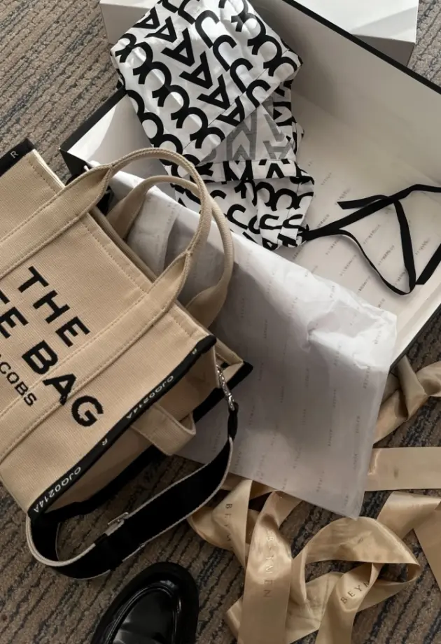Marc Jacobs torbe koje preuzimaju proljeće 2026: Svi ih žele, mi smo izdvojili 7 favorita.