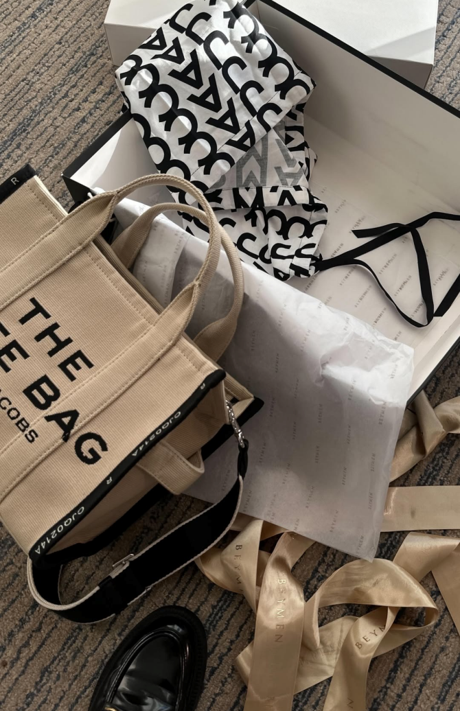 Marc Jacobs torbe koje preuzimaju proljeće 2026: Svi ih žele, mi smo izdvojili 7 favorita.