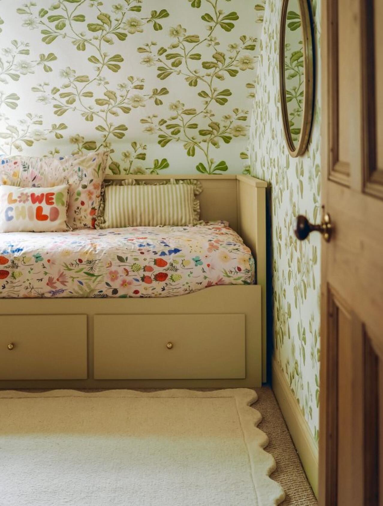 Voljeni IKEA model koji rješava probleme malih spavaćih izgleda bolje nego ikad u novoj boji
