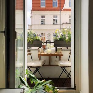 U IKEA kolekciji za balkone pronašli smo stolić koji ne krade pod i oslobađa vam prostor