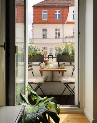 U IKEA kolekciji za balkone pronašli smo stolić koji ne krade pod i oslobađa vam prostor