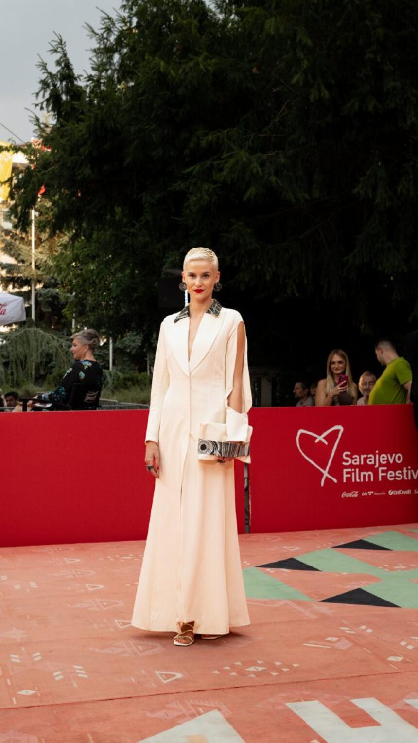 Ivona Baković u plusminus kreaciji koja redefiniše večernji tailoring