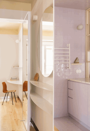 DESIGN.inspo | Ovaj lila stan ima samo 44 m² pa su hodnik pretvorili u kuhinju