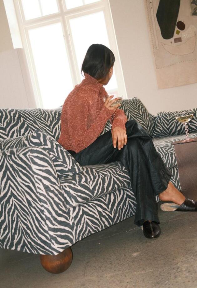 Zebra print je glavni motiv jeseni, a JYSK ima fotelju koju čekamo online i znamo kako izgleda