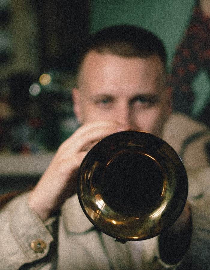 Večeras na Pozorišni trg stiže zvuk Balkan Neo-Soula mladog muzičara Benina Mujkića