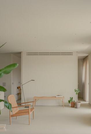 DESIGN.inspo | U ovom malom stanu u Grčkoj trpezarija je istovremeno gostinjska soba i home office