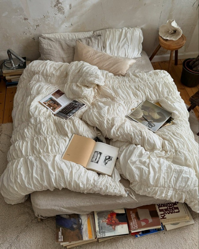 Ovih dana svuda viđamo krevete koji su (gotovo) na podu iii želimo ih!