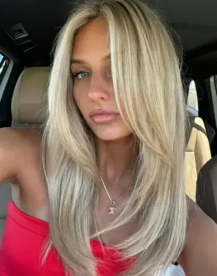 Barbie blonde boja kose: Ljetni hit koji izgleda sjajno uz preplanuli ten!