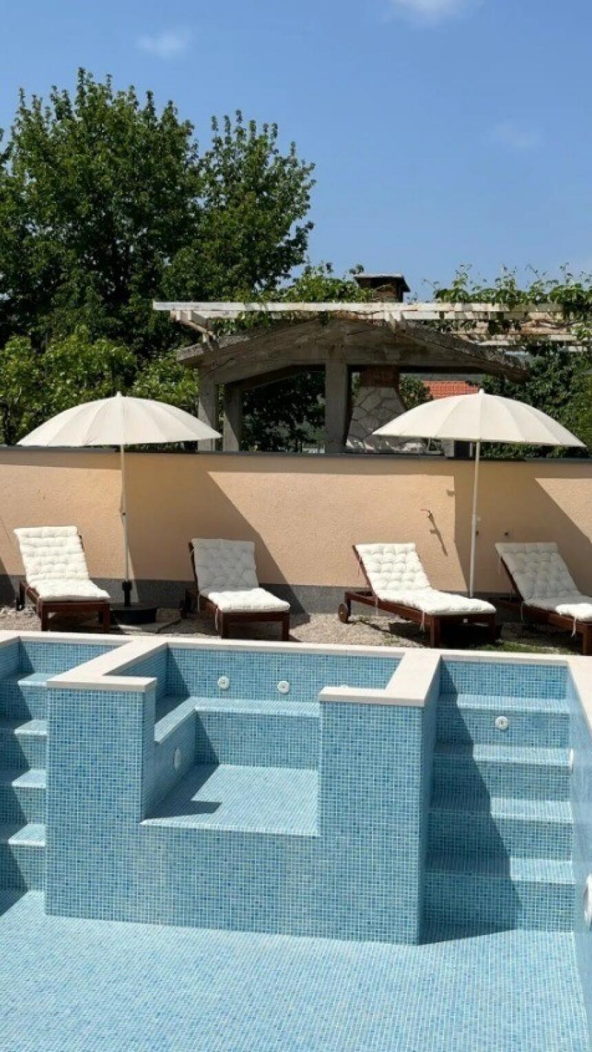 Mostar: Villa sa bazenom koja ima lijepo uređen eksterijer, ali i interijer