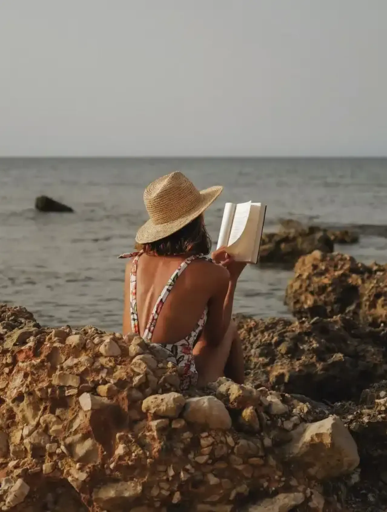 Ako ti treba dobra knjiga za plažu – ovih 5 naslova već su nas osvojili