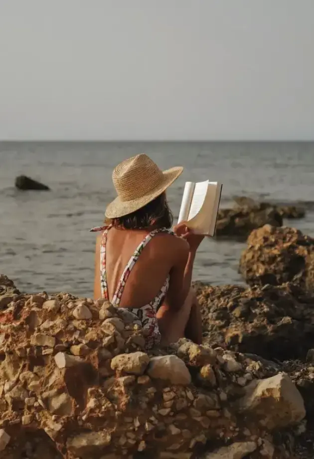 Ako ti treba dobra knjiga za plažu – ovih 5 naslova već su nas osvojili