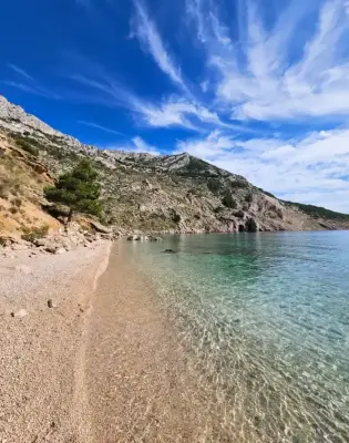 Plaža koja nas je osvojila – bez ležaljki, bez gužve, samo mir, more i stijene