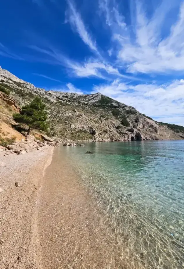 Plaža koja nas je osvojila – bez ležaljki, bez gužve, samo mir, more i stijene