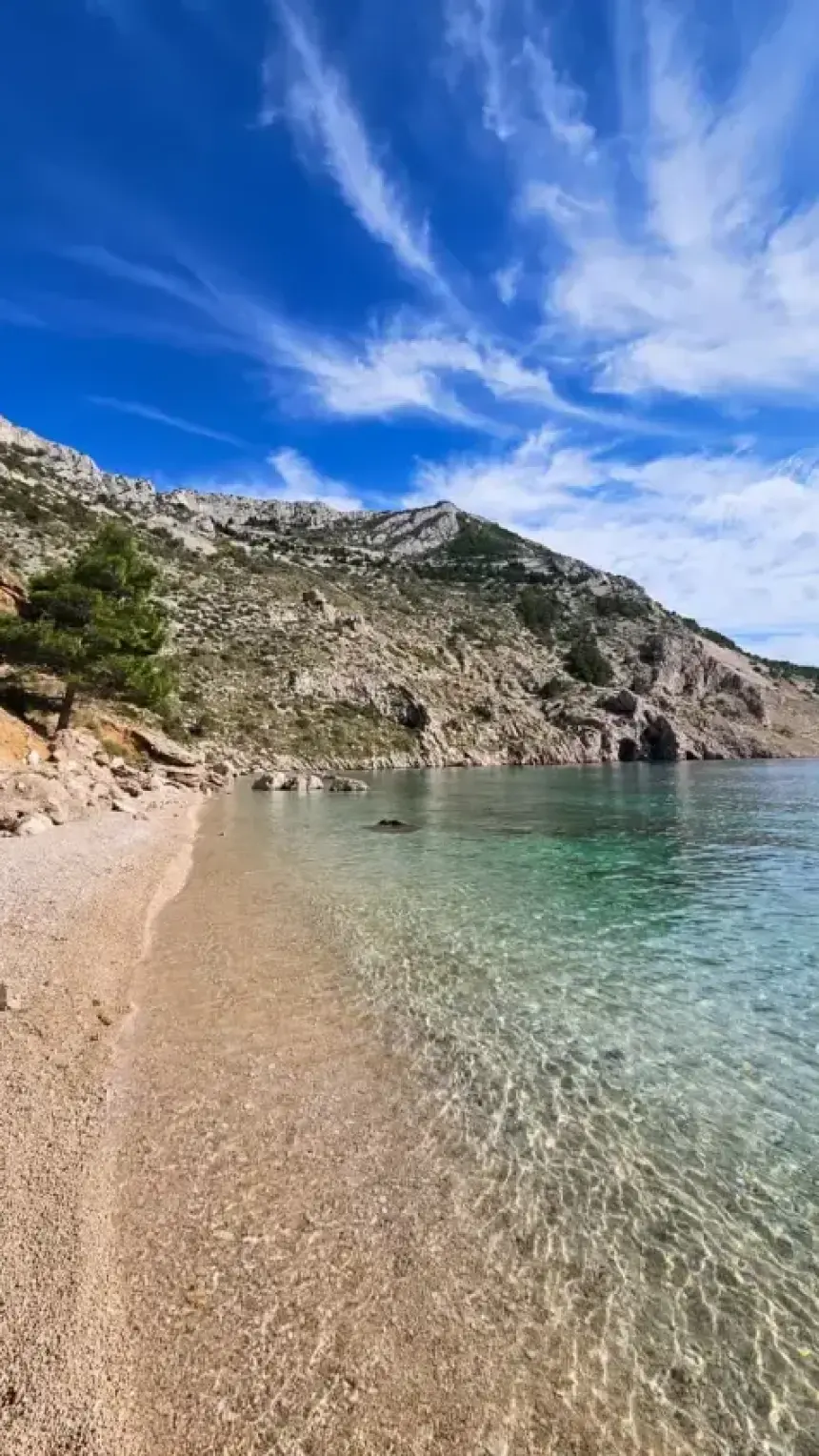 Plaža koja nas je osvojila – bez ležaljki, bez gužve, samo mir, more i stijene