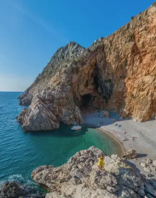 Skrivena plaža u Crnoj Gori koja izgleda kao iz snova, ali do nje nije lako doći.