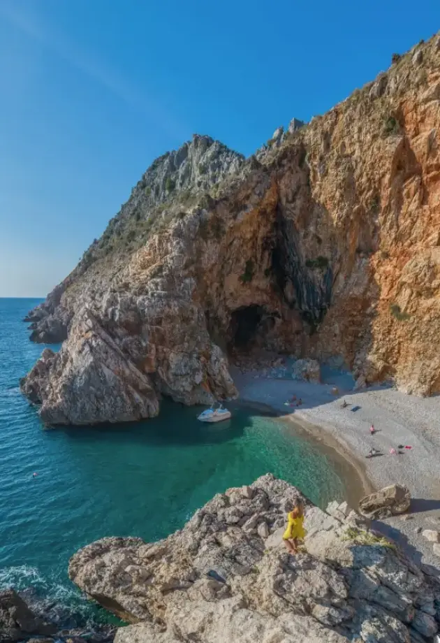 Skrivena plaža u Crnoj Gori koja izgleda kao iz snova, ali do nje nije lako doći.
