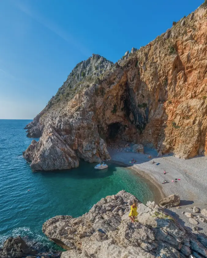 Skrivena plaža u Crnoj Gori koja izgleda kao iz snova, ali do nje nije lako doći.