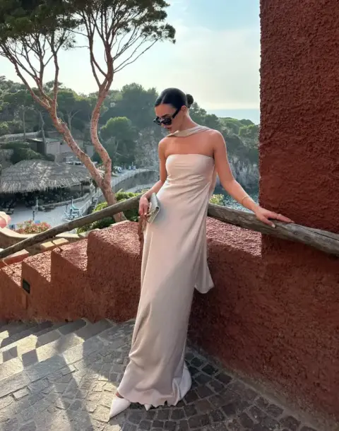 Izgledaju kao dizajnerske, a sada su na sniženju: Zara satenske midi haljine koje želimo odmah!