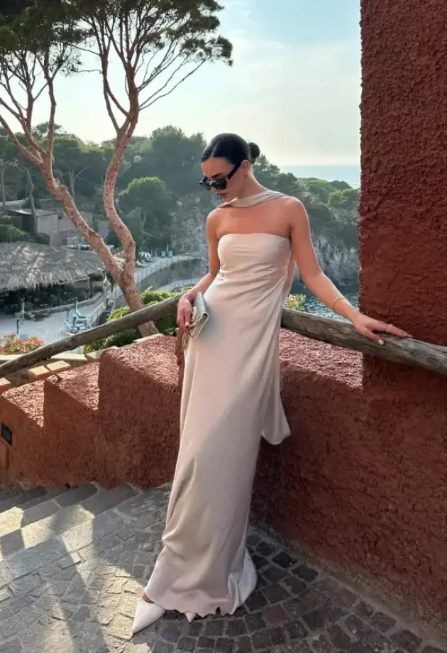 Izgledaju kao dizajnerske, a sada su na sniženju: Zara satenske midi haljine koje želimo odmah!