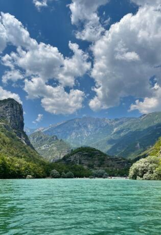 Na sat vremena od Mostara: plaža gdje se planine ogledaju u jezeru