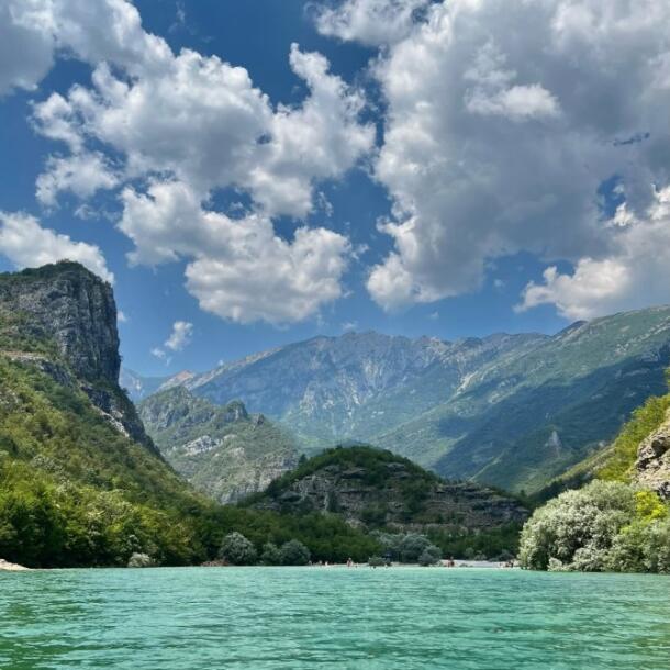 Na sat vremena od Mostara: plaža gdje se planine ogledaju u jezeru