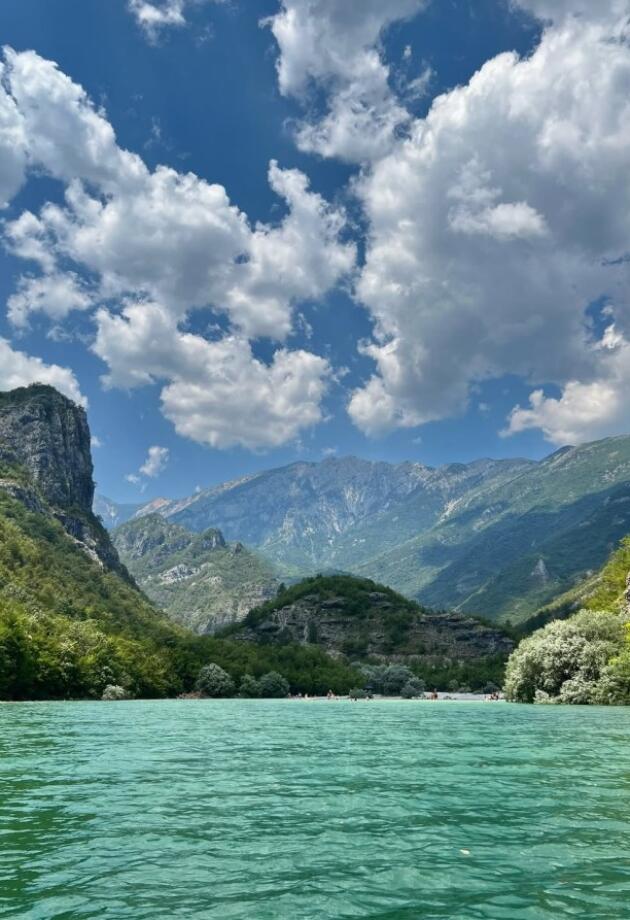 Na sat vremena od Mostara: plaža gdje se planine ogledaju u jezeru