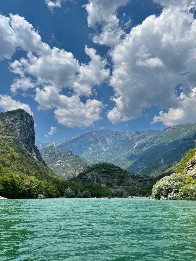 Na sat vremena od Mostara: plaža gdje se planine ogledaju u jezeru