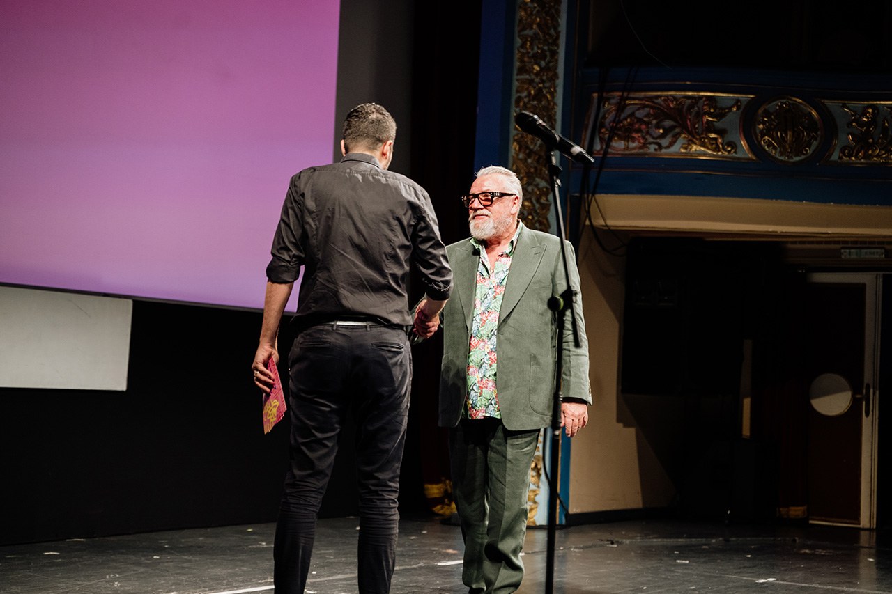bonjour_ba01ray_winstone